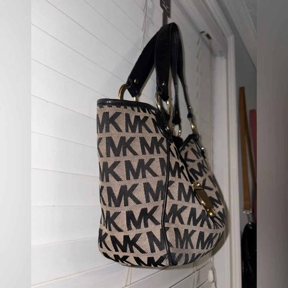 Micheal Kors Monogram Double Strap Handbag With Attached Gold Tone Lock Closure - Picture 4 of 13